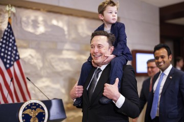 트럼프 선거에 최소 3700억 뿌린…머스크, "세계 최초 정치 도박꾼"