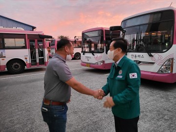 [포토뉴스] 권기창 안동시장, 추석 당일 새벽 시내버스 3사 돌며 격려 전해...