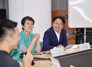 강기정 광주시장, 광주디자인비엔날레 특별전 '작가와의 만남' 가져