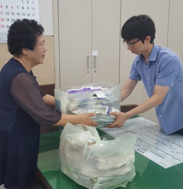 김응례 어르신 3개월 동안 모은 우유팩이 4kg