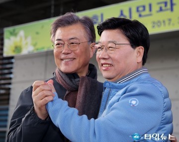 두 손 굳게 잡은 문재인·권선택