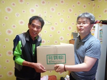 내덕2동 맞춤형 복지팀  추석명절 맞아 독거노인 명절 선물(반찬,한과세트,화장품 등) 전달