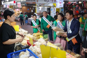 최충규 대덕구청장 “전통시장, 지역경제 뿌리”…장보기 행사 동참