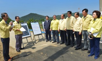 충남도의회 의장단 상임위원장단 가뭄 현장 총출동