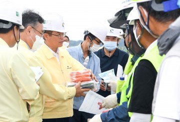 이철우 도지사, 폭염속 무더위쉼터 및 건설현장 긴급 점검