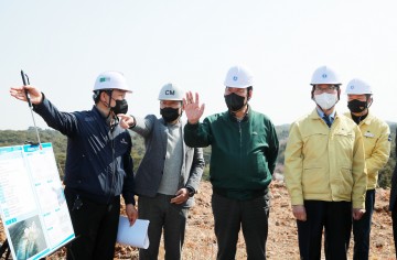 태안 안면도 관광지조성 추진상황 점검하는 충남도지사와 태안군수