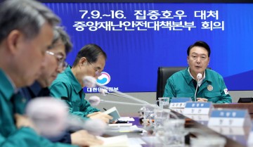 윤 "공무원들, 집중호우시 앉아만 있지말고 현장 나가 대처해야"