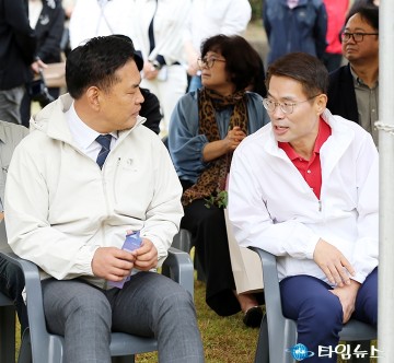 ‘대덕구민의 날’ 행사에서 대화 나누는 박영순·박경호