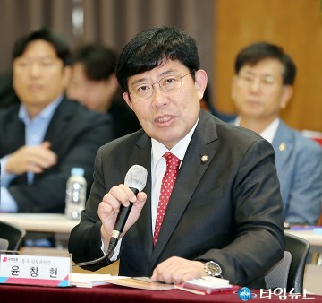 당정협의회에서 인사말 하는 윤창현 의원