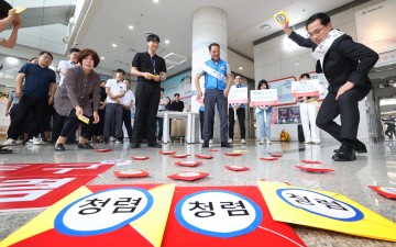 대전 동구, 명절맞이 이색 청렴캠페인…‘딱지치기’ 눈길