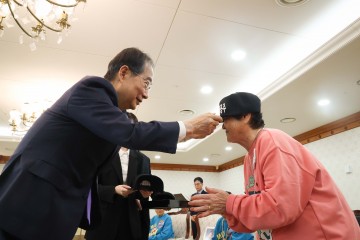 칠곡군, 한덕수 총리와 할매래퍼 '수니와칠공주'의 감동 상봉