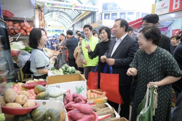 최민호 세종시장, 추석맞이 전통시장 장보기 나서