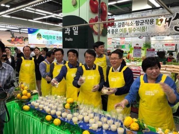 이완영 의원, 성주참외 맛보러오이소~