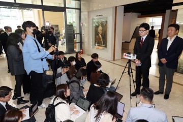  의대교수 사직서…대통령실 '유연처리' 지시에 대화 가능성