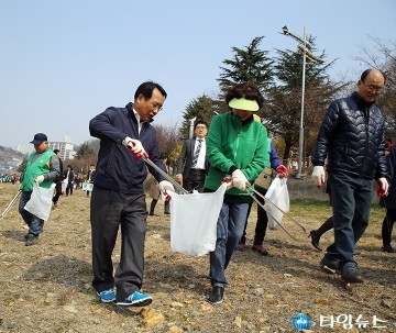 대전천 청소하는 한현택 동구청장