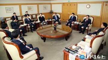 권선택 대전시장과 덕담 나누는 한현택·박용갑·장종태·허태정·박수범 청장
