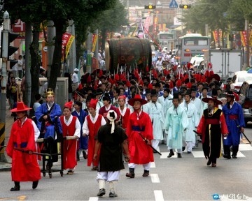  전국체전 사전행사로 중원문화퍼레이드 열려