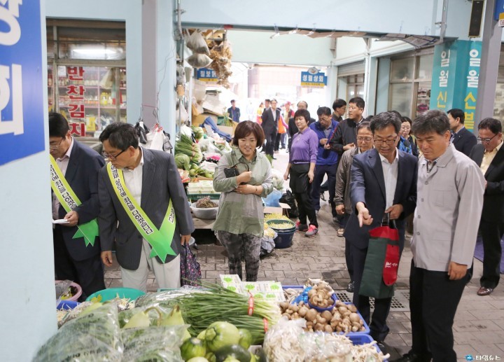영양군, 공무원과 가족들 추석 맞아 전통시장 찾아...