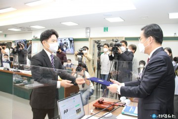 [2022년 국감] 국회 교육위원회 국정감사 선서문 제출하는 김대중 전남도교육감  