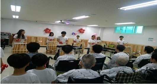 도량초 난타부의 신명나는 울림이  환우 어르신들에게 힐링이 되어! 