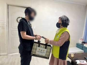 가정의 달 여천동 지역사회보장협의체, 취약계층에 학용품, 효 꾸러미 전달