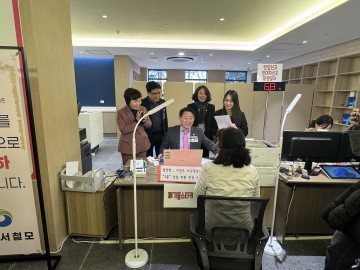 서철모 서구청장, 용문동 1·2·3구역 재건축 아파트 방문…입주민 축하