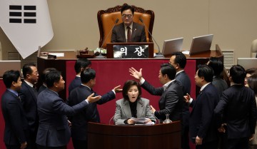 [타임뉴스 칼럼] 연말 정국 덮친 ‘특검 불어닥친 한파’... 통일교·종합 특검에 갇힌 국회
