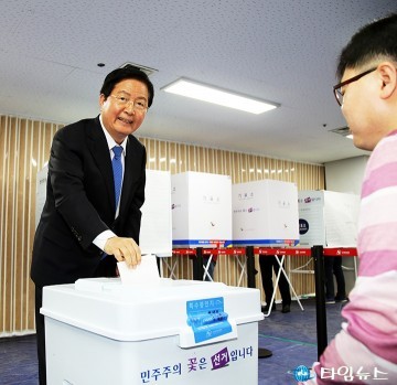 사전 투표하는 장종태 서구청장