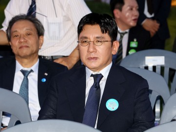 방시혁 경찰 공개소환…주주 속여 1천900억 부당이득 혐의 조사