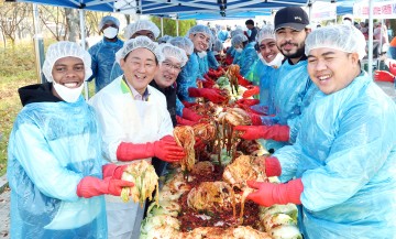 대전 서구, 외국인 장학생과 김장 나눔…한국 공동체 문화 체험
