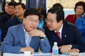 대화하는 권선택 시장과 이장우 의원