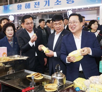 추억의 ‘술빵’에 환하게 웃는 이장우 대전시장