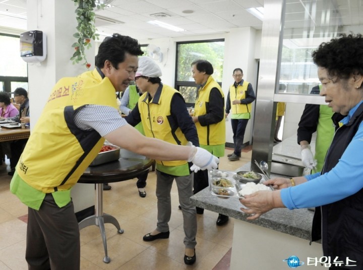 순천시의회, 어버이날 맞아 노인종합복지관 급식 봉사활동 실시