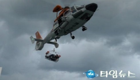 평택 해양경비안전서 낚시어선 50대 부상 승객 헬기 긴급 이송