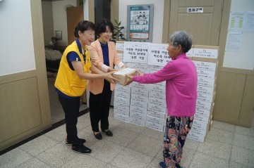 사창동 자원봉사대 저소득 노인 50세대에 송편지원