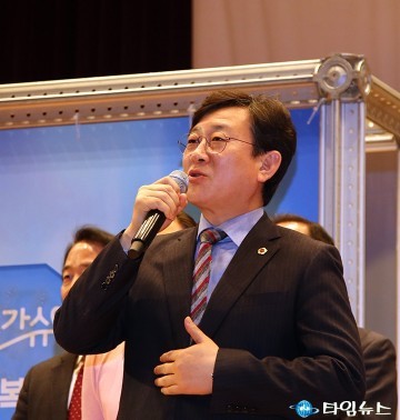 인사하는 김경훈 대전시의회 의장