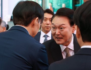 尹대통령, 조국과 "반갑습니다" 악수…5년만에 공식석상 대면