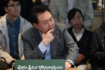 윤 대통령 "은행·카카오택시 독점 횡포…국민에 따뜻한 손길 내밀 것"