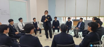 학교장, 학생들과 서클로 둘러 앉다