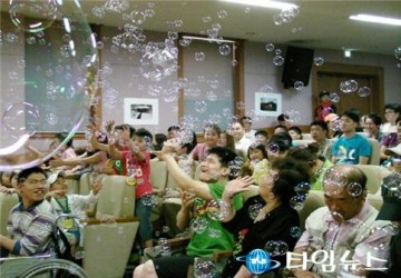 충주 성심학교 샌드‧버블공연 펼쳐