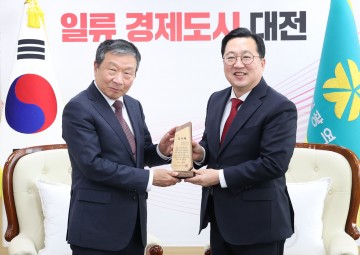 이장우 대전시장, 이응노 10폭 병풍 기증자에 감사패…“나눔이 도시 품격 만든다”