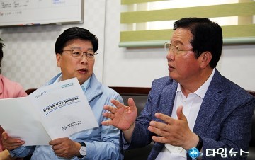 권선택 시장에게 현안사업 설명하는 장종태 구청장