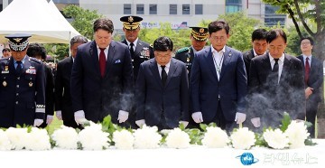 권선택·김경훈·설동호, 헌화·헌향