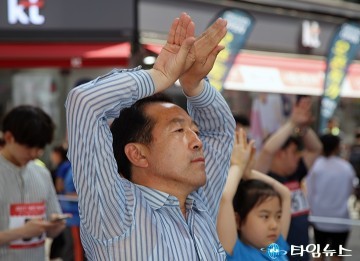 김동섭 대전시의회 의원, 멍때리기 체조중!