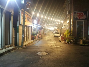 [포토] 이런 일이 수백개의 전등이 개미새끼 한마리없는 곳에 밤새도록 