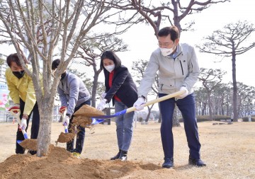 이용섭 광주시장, 무궁화 나무 식재