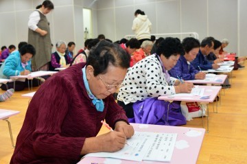 남해 어르신들 한글 은빛열정 발산