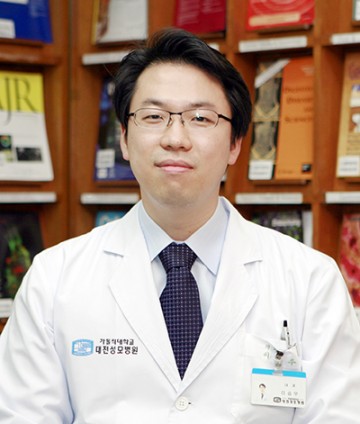 [건강칼럼] 성인 절반이 헬리코박터균, 반드시 치료해야 하는 경우는?