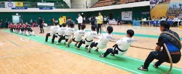지평선 고장에서 펼쳐지는 스포츠 줄다리기 대회