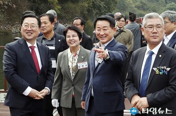 이장우 대전시장·서철모 서구청장, 가을빛 물든 장태산 물빛거닐길 함께 걸어